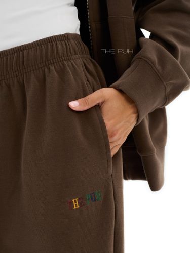 Коричневый костюм с цветной вышивкой на спине