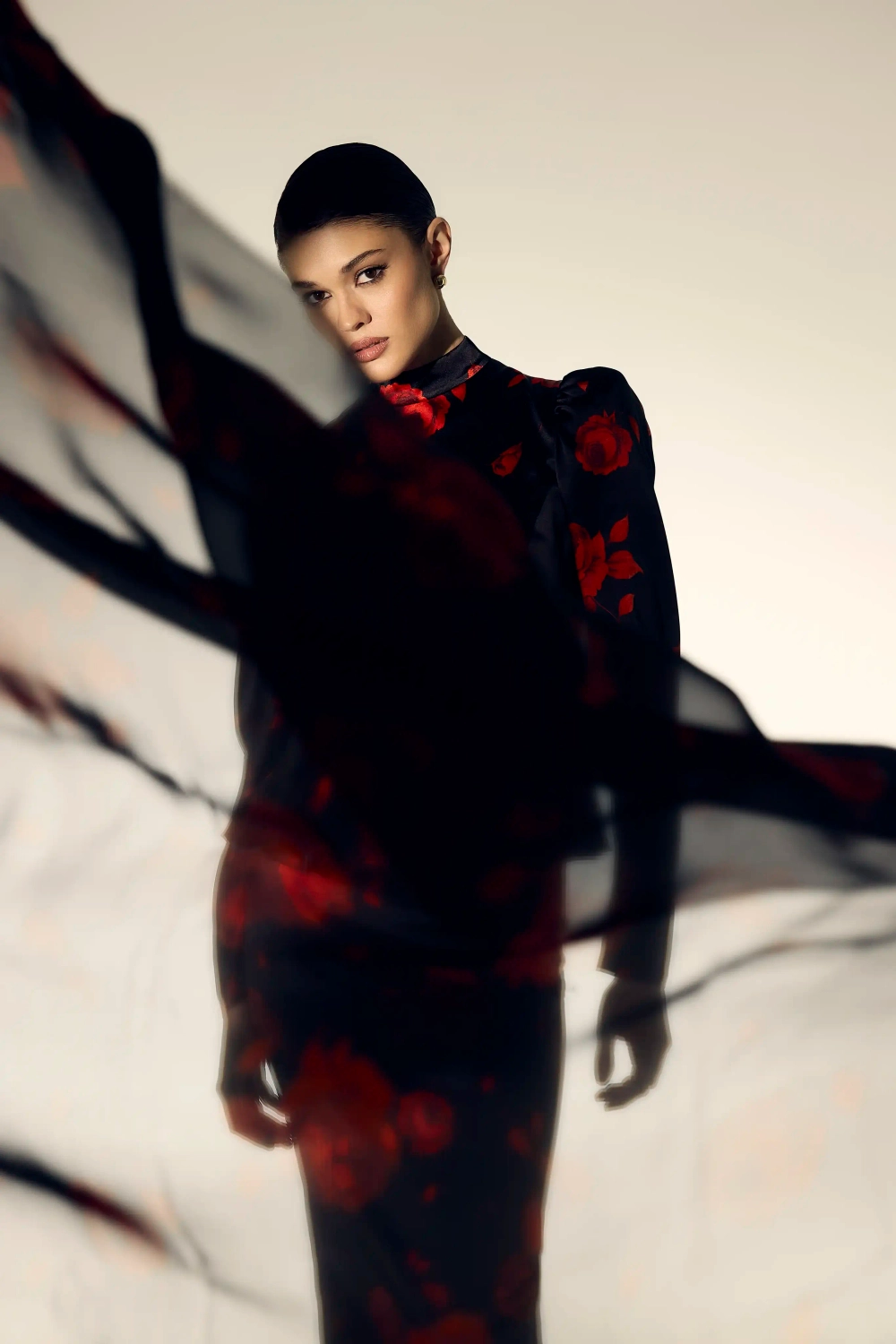 Летиция (Leticia), косынка из черного шифона с цветочным принтом