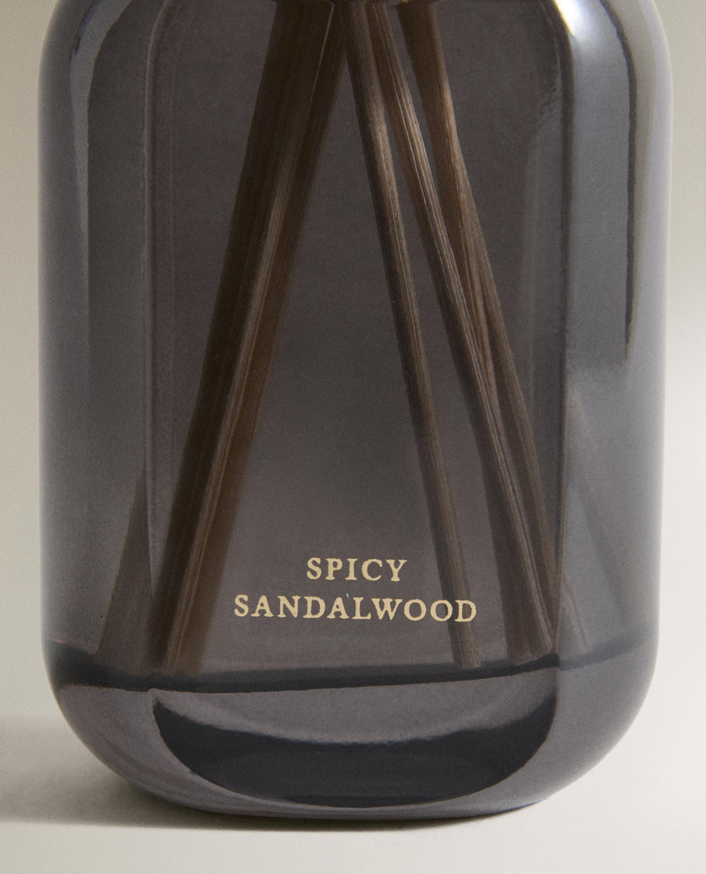 Zara Home Аромадиффузор Spicy Sandalwood 185 мл, тростниковые палочки микадо, аромат древесный, Коричневый
