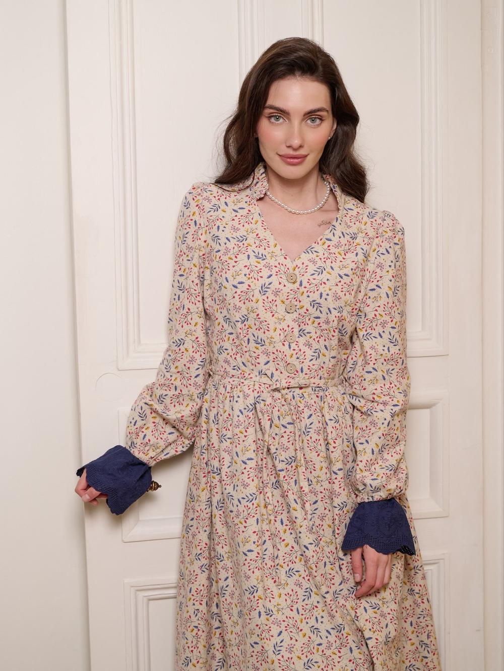 Платье с воротником стойкой