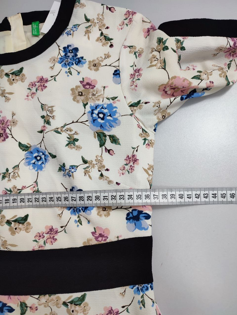 Платье Benetton  с цветами 40-42 размер