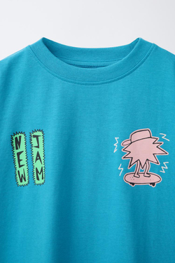 ZARA ФУТБОЛКА С ПРИНТОМ «ГРАФФИТИ», СИНИЙ