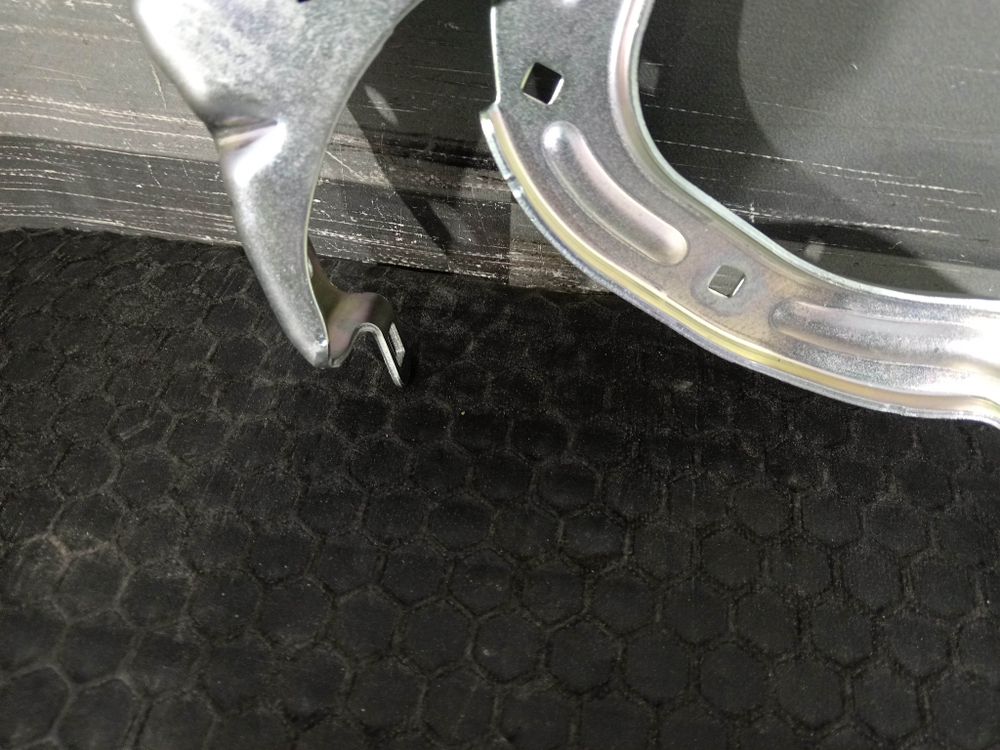 Петля капота левая Geely Coolray 19-нв Новая Оригинал 5032037600