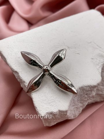 Брошь серебристая в форме цветочка четырехлистника крестика