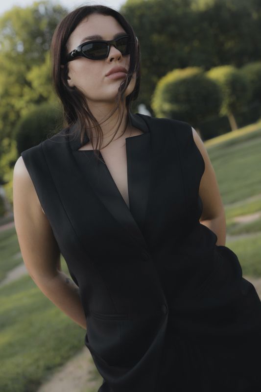 Жилет удлиненный с атласными лацканами, черный