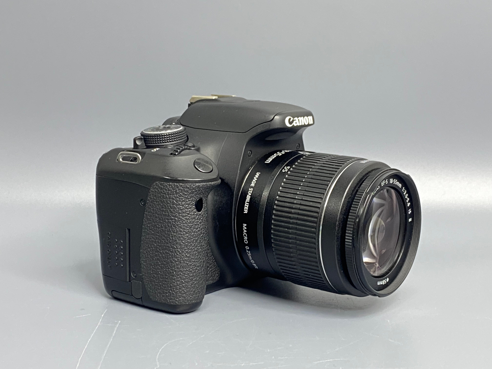 Canon 600D kit 18-55mm IS ll 28000 кадров