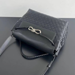 Черная сумка-мессенджер Bottega Veneta Andiamo Small