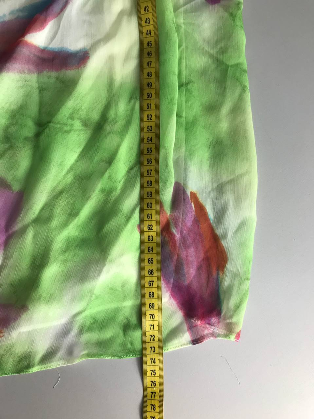 Блузка приятной расцветки, визуально на 50 размер