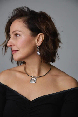 Колье квадратный прозрачный кристалл на гривне, оттенок серебро