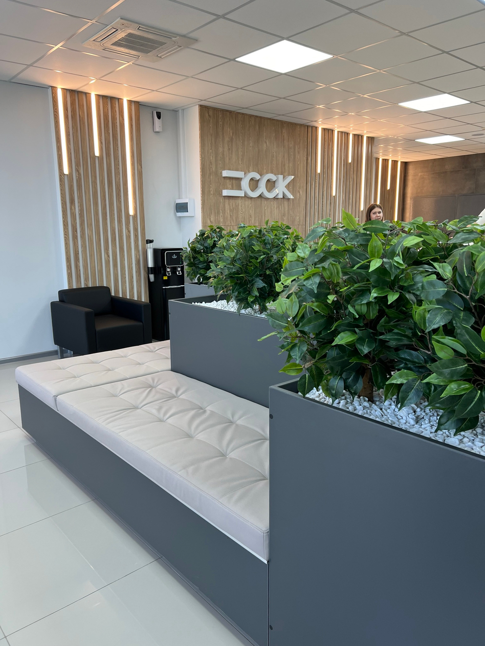 Озеленение искусственными растениями офиса строительной компании "ССК" г.Краснодар
