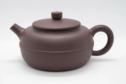 259029 Чайник ИСИН "Сянь Юань - Линия по кругу" 250мл, глина красный песок, слив в фрме полусферы