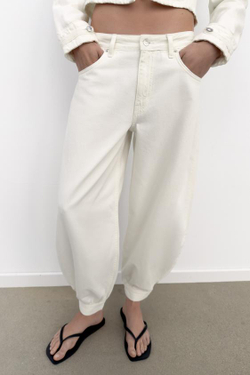 ZARA ДЖИНСЫ TRF BALLON СО СРЕДНЕЙ ПОСАДКОЙ И ПЕТЛЕЙ, БЕЛЫЙ