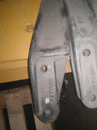 Зуб болтовой DOOSAN 4713-4005 правый