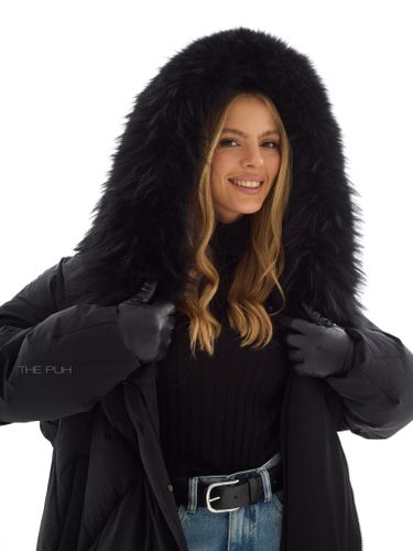 Удлиненный черный пуховик с объемным капюшоном и мехом енота