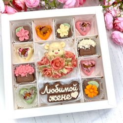 Шоколадный набор "Любимой жене. Мишка с розами": фигурка и 10 конфет ручной работы