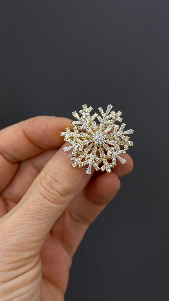 Брошь снежинка с цирконами, оттенок золото Брошь снежинка с цирконами, оттенок золото