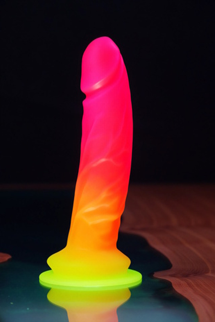 Фантазийный фаллоимитатор Mr. Pornstar, красный градиент - 22 см