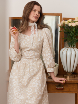 Платье с вырезом-сердечко