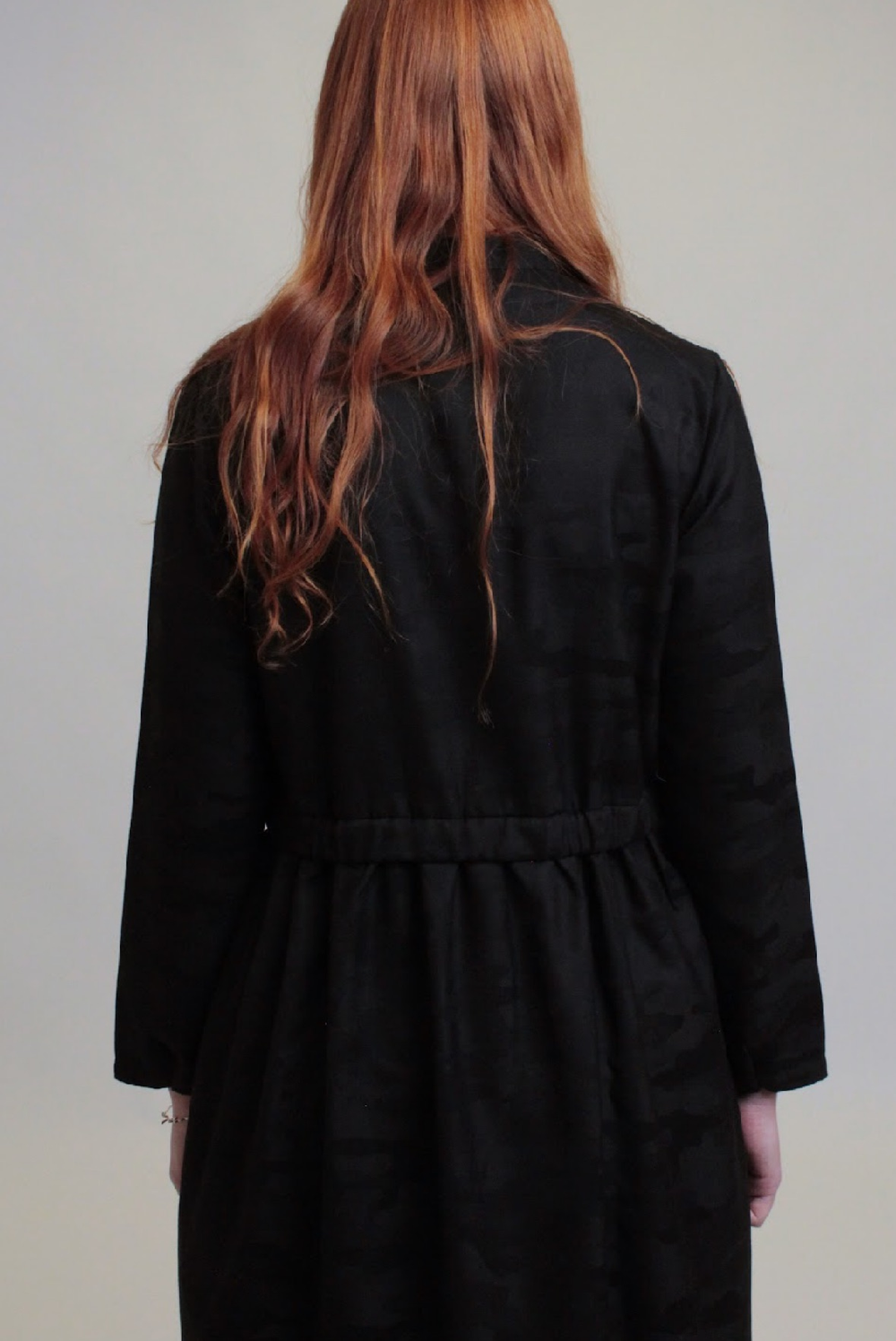 Платье на пуговицах с кулиской из черной шерсти "камуфляж"