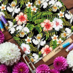 Ткань флис пёстрые цветы и папоротники на чёрном фоне