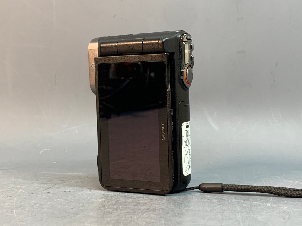 Sony HDR-GW77, скол на корпусе