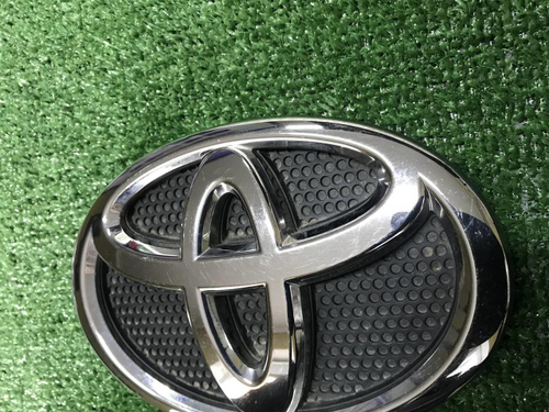 Эмблема передняя Toyota Land Cruiser 200 (15-21)
