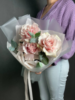 Французская роза нежно розовая с эвкалиптом, 3 штуки