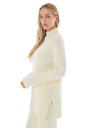 Белый трикотажный костюм в рубчик