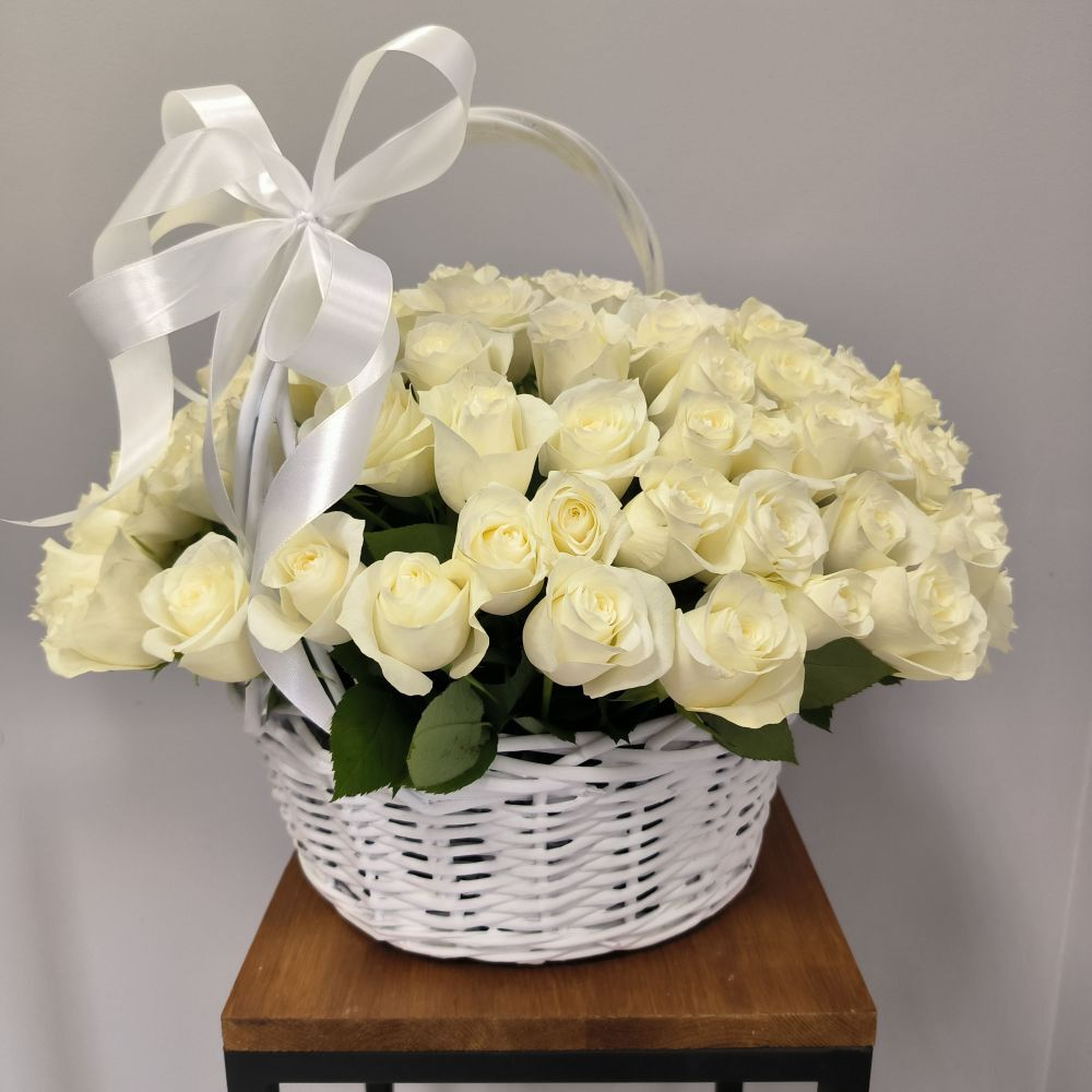 101 белая роза в корзине