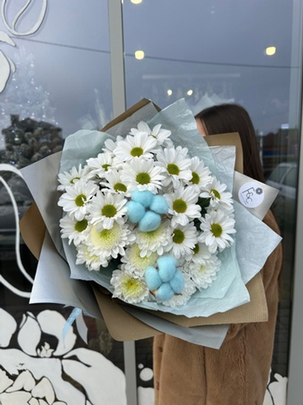 Букет из кустовых хризантем и хлопка