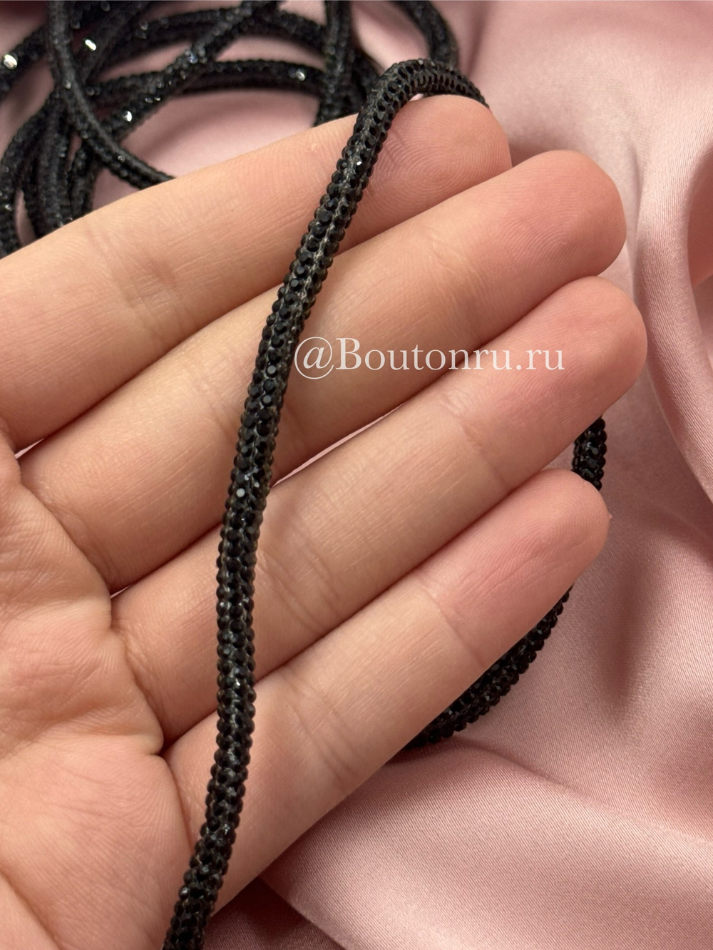 Шнур черный со стразами 1,4 м