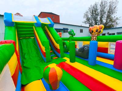 Надувной батут «Звериный мир 2» с горкой и аркой 7*5*4,2 м