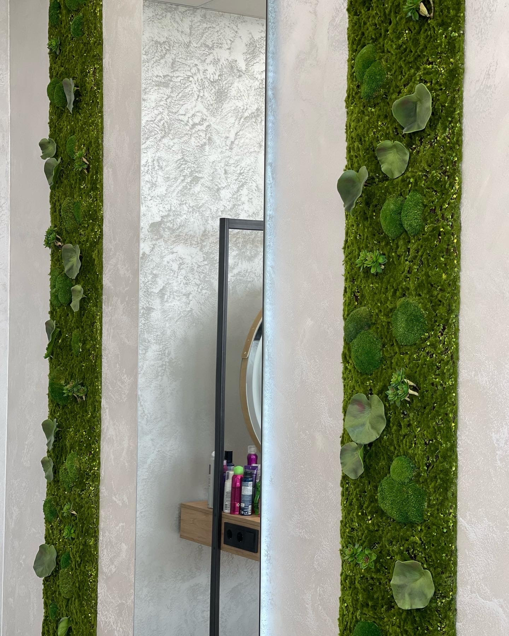 Панно из микса стабилизированного мха, искусственного мха и растений.