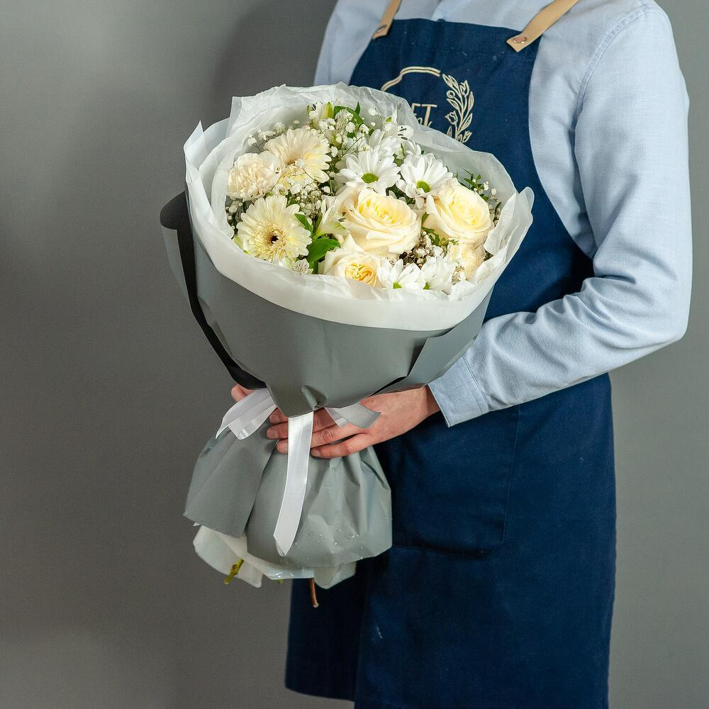Сборный букет в светлых тонах с герберой и розой