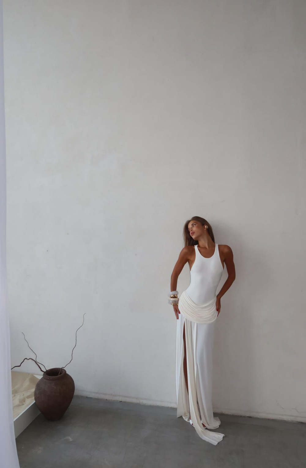 Платье макси с драпировкой сбоку и разрезом