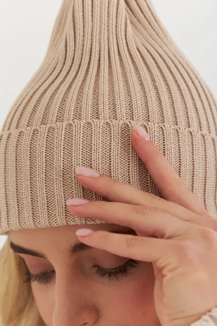 Шапка из хлопка бежевого цвета