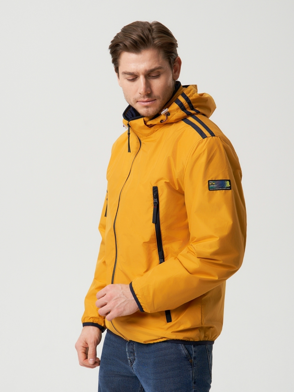 Мужская спортивная ветровка с капюшоном на резинке жёлтого цвета.