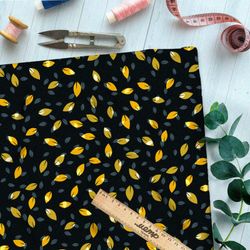 Ткань габардин опадающие жёлтые листья на чёрном фоне