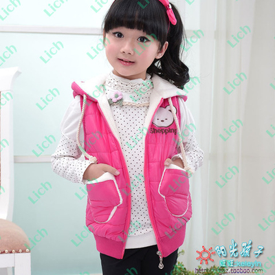 Жилет детский с капюшоном, карманами и аппликацией медведя