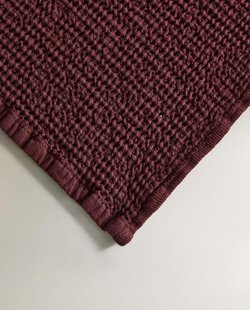 ZARA HOME БАННОЕ ПОЛОТЕНЦЕ С ВАФЕЛЬНЫМ УЗОРОМ, БУРГУНДИ