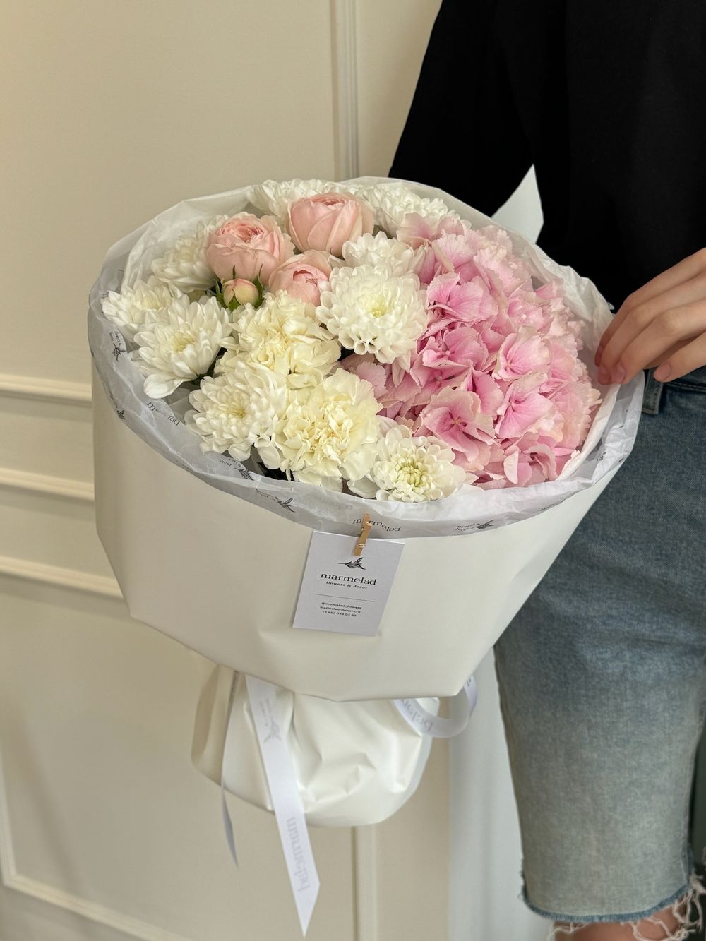 Букет сборный из гортензии, хризантемы и кустовых пионовидных роз