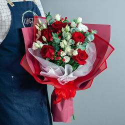 Сборный букет с красной розой, эустомой и эвкалиптом