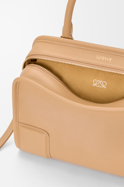 Loewe Маленькая сумка Amazona 180 из мягкой телячьей кожи, бежевый