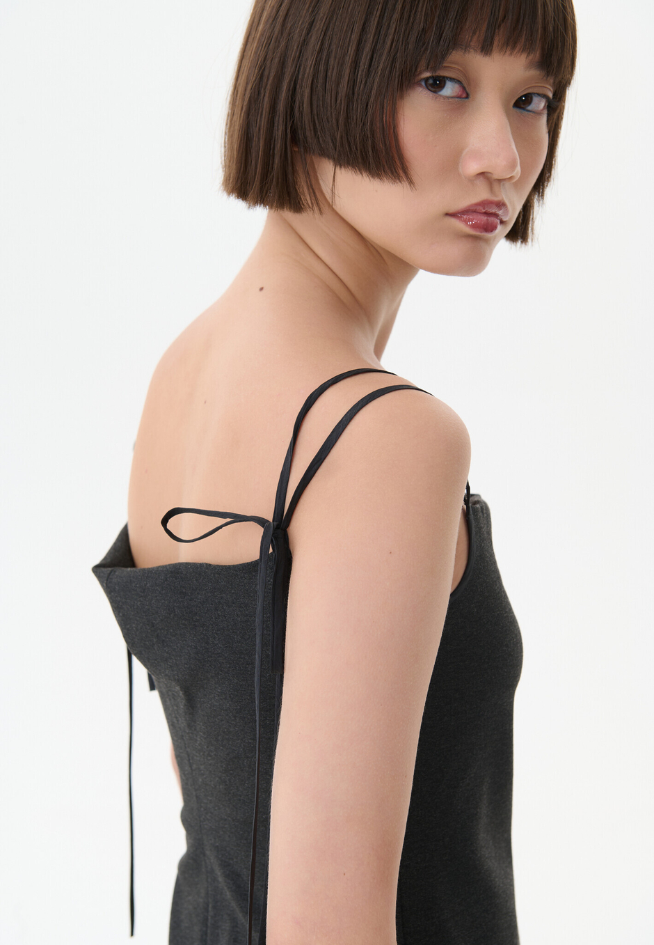 Платье на бретелях с ассиметричной юбкой