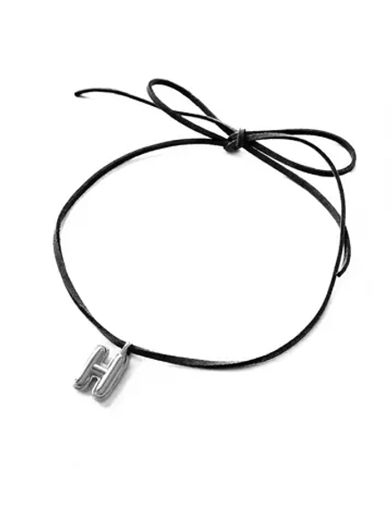 Колье на шнурке с объемной буквой "Н"