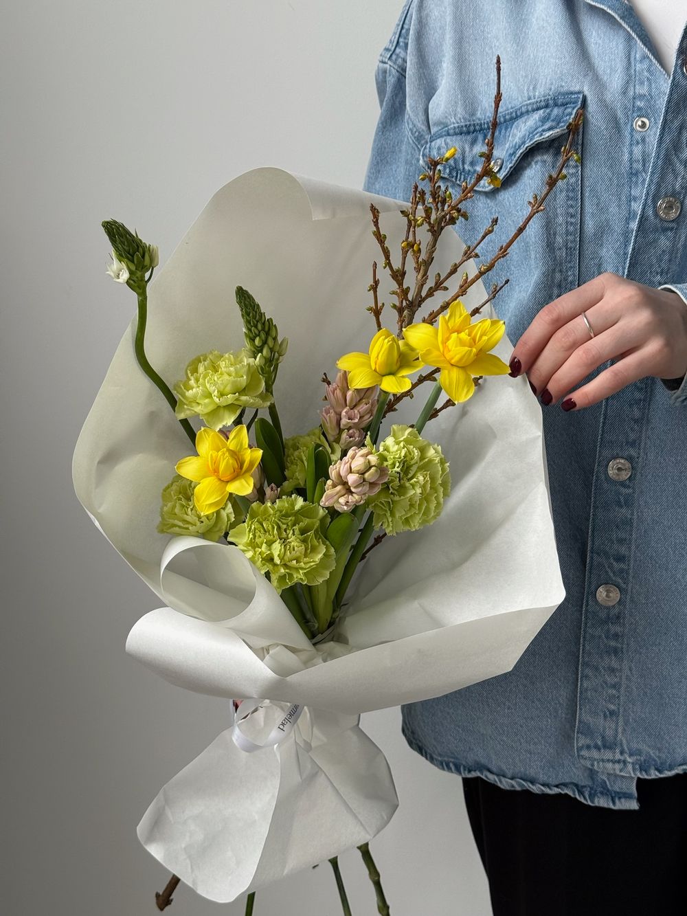 Букет из гиацинтов, нарциссов, диантусов, орнитогалума и форзиции