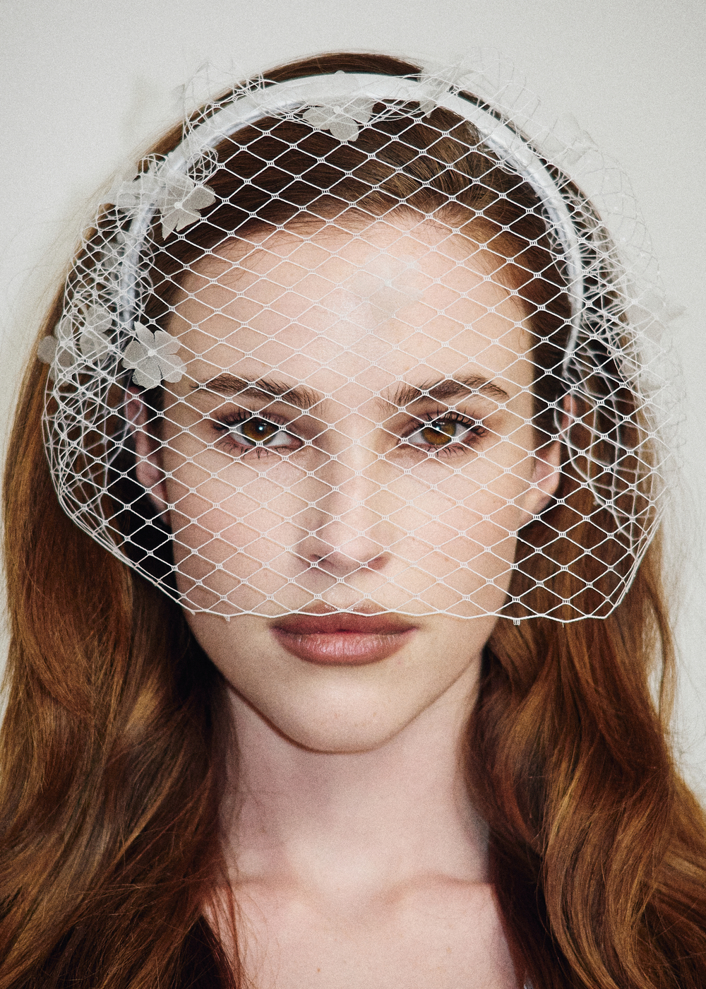 Вуаль с белыми шелковыми цветами