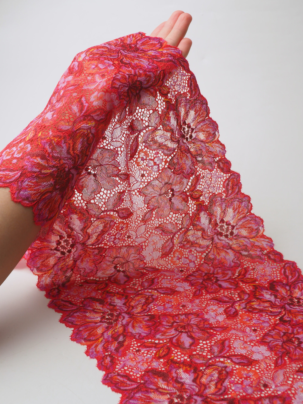 Эластичное кружево красное с мультиколором ширина 22 см ОТРЕЗ 2,9 м (брак)