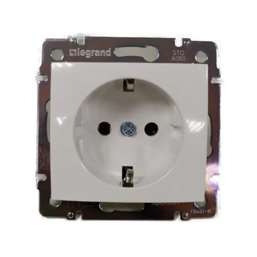 Розетка Legrand Valena + рамка 3 поста Белая