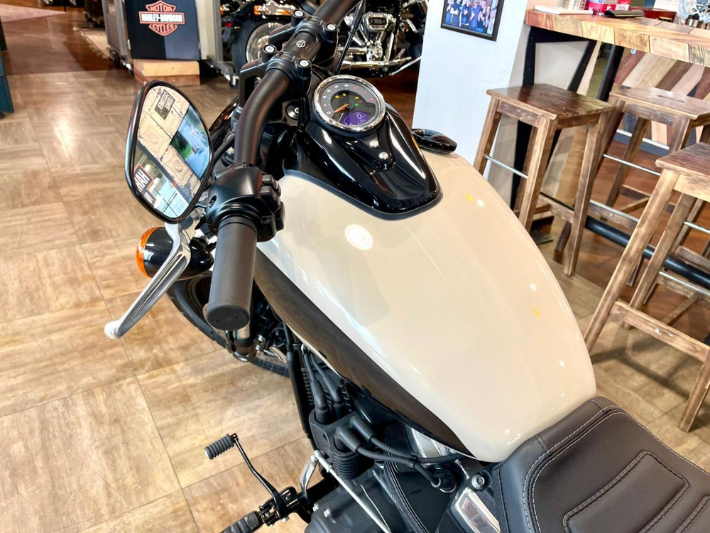 Harley-Davidson Softail Fat Bob 114 (White Sand Pearl)